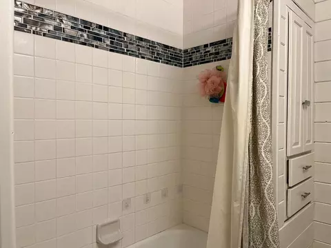 Bath - 859 E St, Oakdale, CA 95361 photo 3 of 4