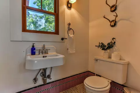 Bath - 307 Main, Winters, CA 95694 photo 1 of 10