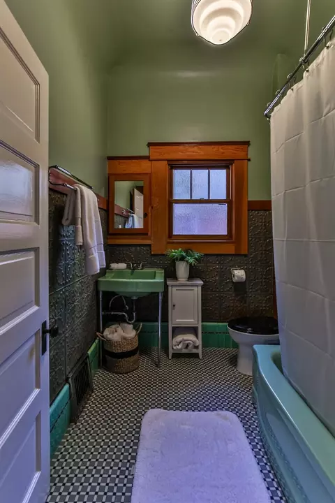 Bath - 307 Main, Winters, CA 95694 photo 2 of 10