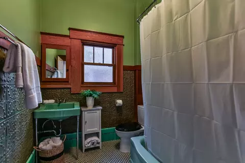 Bath - 307 Main, Winters, CA 95694 photo 3 of 10