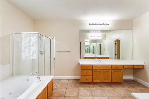 Bath - 2817 Abingdon Ct, Modesto, CA 95355 photo 3 of 6