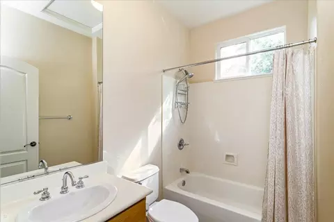 Bath - 2817 Abingdon Ct, Modesto, CA 95355 photo 1 of 6