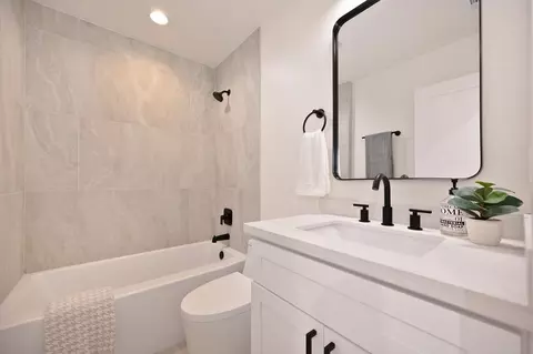 Bath - 1611 Del Dayo Dr, Carmichael, CA 95608 photo 3 of 6