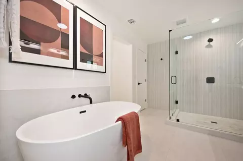 Bath - 1611 Del Dayo Dr, Carmichael, CA 95608 photo 5 of 6