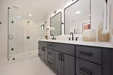 Bath - 1611 Del Dayo Dr, Carmichael, CA 95608 photo 6 of 6