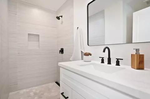 Bath - 1611 Del Dayo Dr, Carmichael, CA 95608 photo 1 of 6