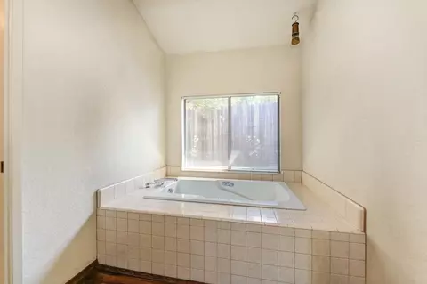 Bath - 4840 Robertson Ave, Carmichael, CA 95608 photo 4 of 5