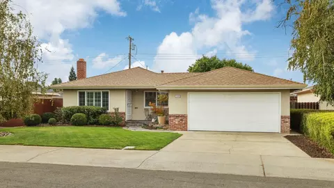 2120 Pine St, Lodi, CA 95242 photo 1