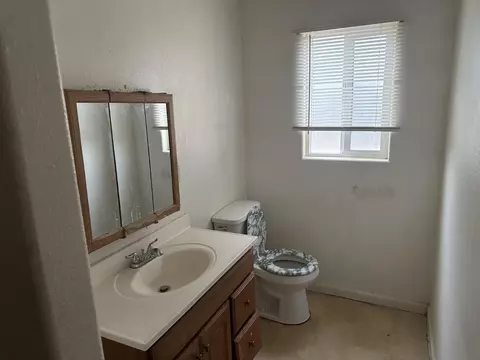 Bath - 2209 Earlmar Dr, Modesto, CA 95350 photo 2 of 3