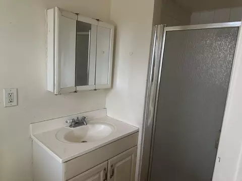 Bath - 2209 Earlmar Dr, Modesto, CA 95350 photo 1 of 3