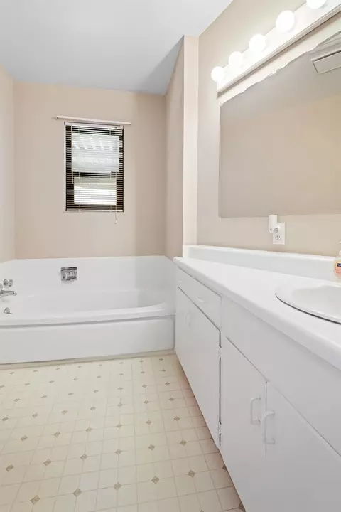 Bath - 1208 Glenhurst Dr, Lodi, CA 95240 photo 1 of 2