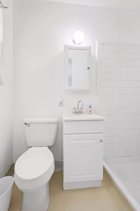 Bath - 1208 Glenhurst Dr, Lodi, CA 95240 photo 2 of 2