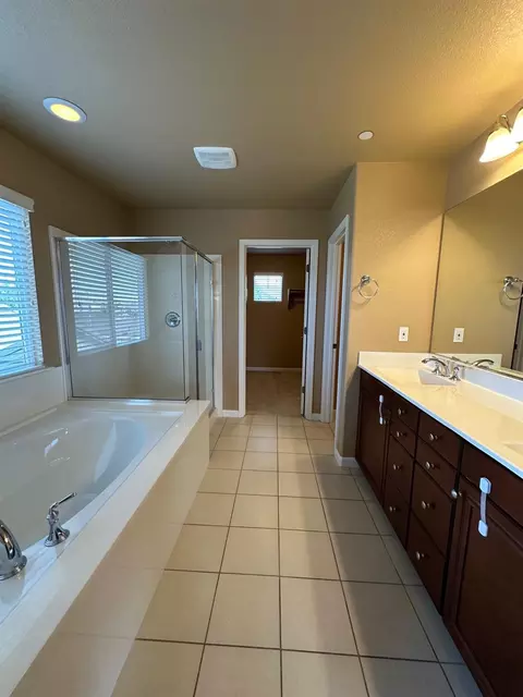 Bath - 269 Lavender Ln, Patterson, CA 95363 photo 1 of 2