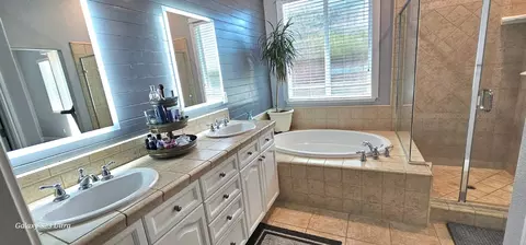 Bath - 776 Griffey Way, Galt, CA 95632 photo 4 of 6