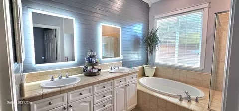 Bath - 776 Griffey Way, Galt, CA 95632 photo 2 of 6