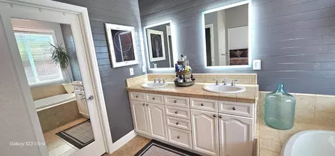 Bath - 776 Griffey Way, Galt, CA 95632 photo 1 of 6