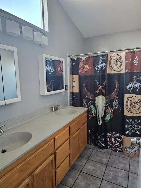 Bath - 795 Hackett Rd, Ceres, CA 95307 photo 1 of 2