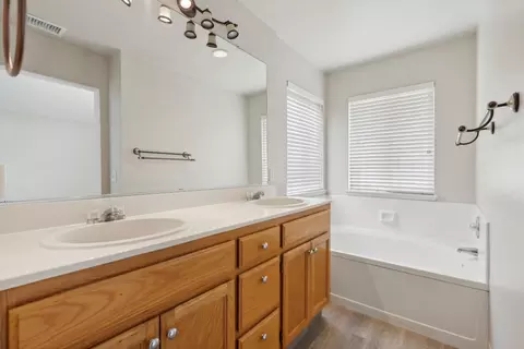 Bath - 1287 Gentry Ct, Tracy, CA 95377 photo 4 of 5
