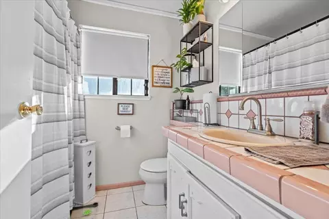 Bath - 620 Gold St, Manteca, CA 95336 photo 2 of 2