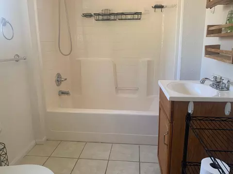 Bath - 4605 Summer St, Olivehurst, CA 95961 photo 1 of 1