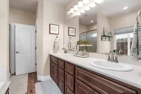 Bath - 1021 Gabrielle Pl, Ripon, CA 95366 photo 2 of 2
