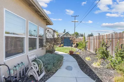 Exterior - 1021 Gabrielle Pl, Ripon, CA 95366 photo 6 of 9