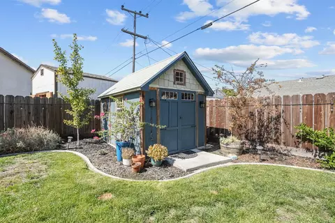 Exterior - 1021 Gabrielle Pl, Ripon, CA 95366 photo 8 of 9