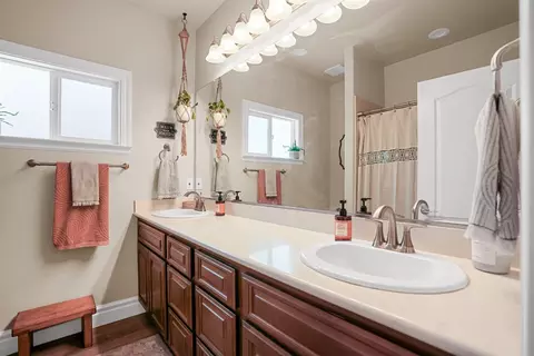 Bath - 1021 Gabrielle Pl, Ripon, CA 95366 photo 1 of 2