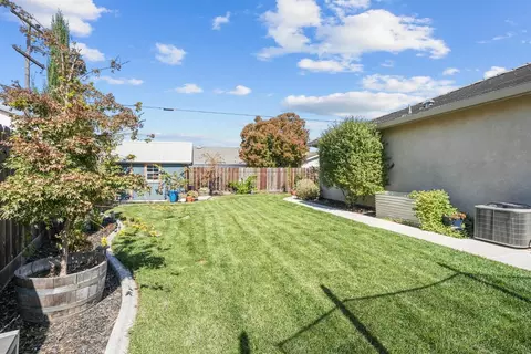 Exterior - 1021 Gabrielle Pl, Ripon, CA 95366 photo 7 of 9
