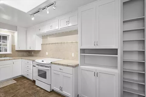Kitchen - 2100 Gordon Ave, Modesto, CA 95350 photo 2 of 4