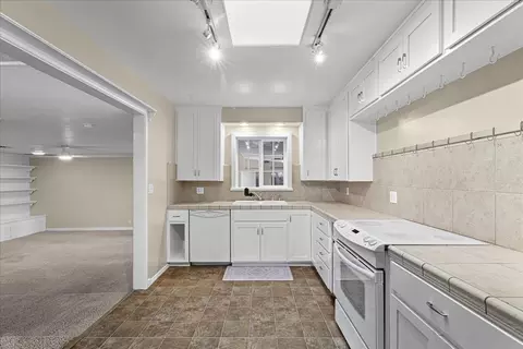 Kitchen - 2100 Gordon Ave, Modesto, CA 95350 photo 3 of 4
