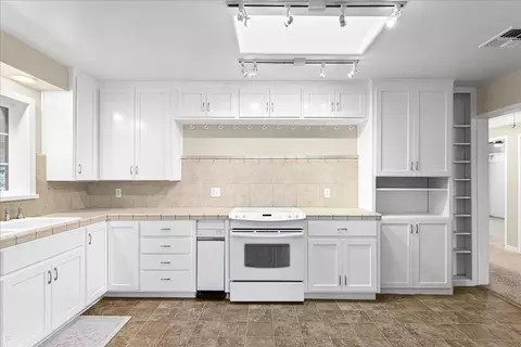 Kitchen - 2100 Gordon Ave, Modesto, CA 95350 photo 1 of 4