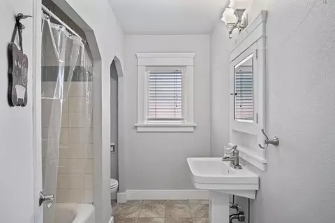 Bath - 135 Grant St, Modesto, CA 95354 photo 1 of 1