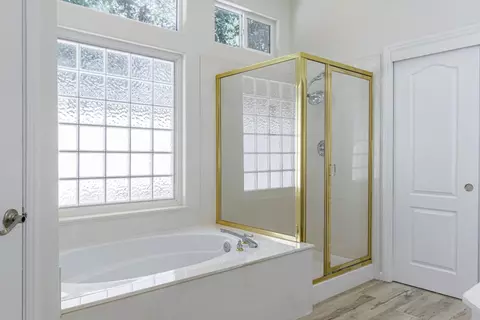 Bath - 4725 Via Brezza, Modesto, CA 95357 photo 4 of 5