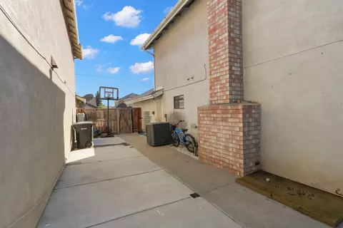 Exterior - 2509 Merle Ave, Modesto, CA 95355 photo 6 of 6