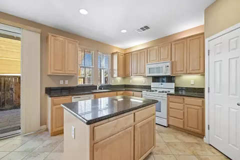 Kitchen - 20865 Grapevine Dr, Patterson, CA 95363 photo 5 of 5