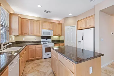 Kitchen - 20865 Grapevine Dr, Patterson, CA 95363 photo 2 of 5