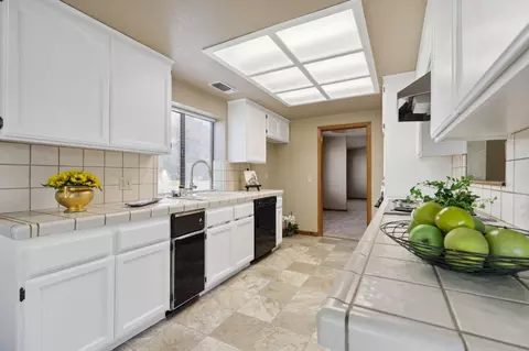 301 Inverness Ct, Roseville, CA 95678