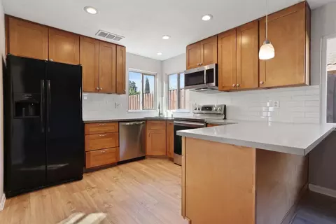 306 Mission Park Dr, Stockton, CA 95207