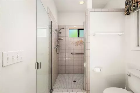 Bath - 17814 Wallis Dr, Grass Valley, CA 95949 photo 6 of 7