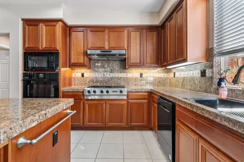 Kitchen - 2577 Baigorry Ct, Tracy, CA 95304 photo 4 of 8