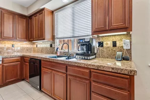 Kitchen - 2577 Baigorry Ct, Tracy, CA 95304 photo 5 of 8