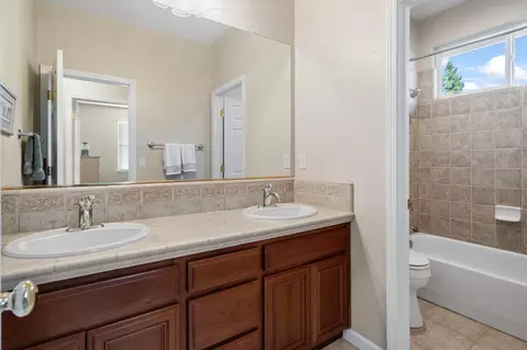 Bath - 2577 Baigorry Ct, Tracy, CA 95304 photo 2 of 4