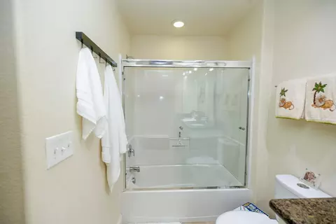 Bath - 940 E Minnesota Ave, Turlock, CA 95382 photo 2 of 6