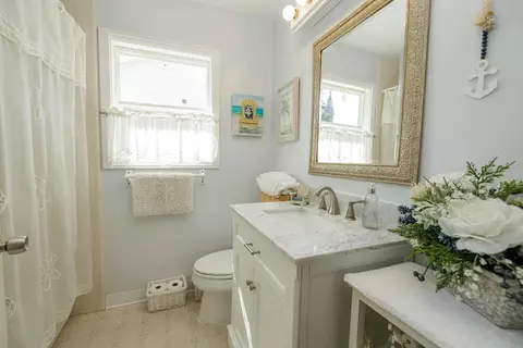 Bath - 940 E Minnesota Ave, Turlock, CA 95382 photo 4 of 6