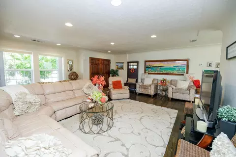 Living - 940 E Minnesota Ave, Turlock, CA 95382 photo 4 of 5