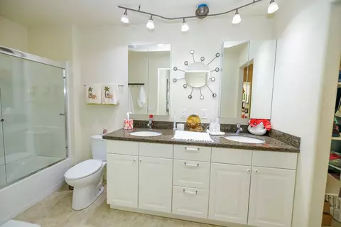 Bath - 940 E Minnesota Ave, Turlock, CA 95382 photo 1 of 6