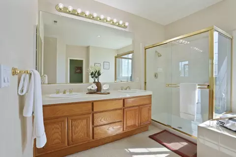 Bath - 345 Christopher Michael Ln, Tracy, CA 95377 photo 3 of 5