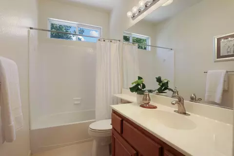 Bath - 345 Christopher Michael Ln, Tracy, CA 95377 photo 2 of 5
