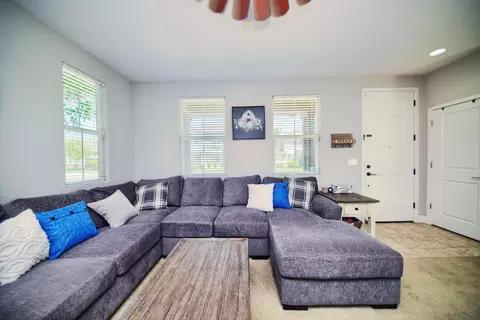 Living - 9429 Vintner Cir, Patterson, CA 95363 photo 2 of 2